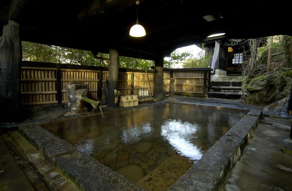 Hotel Kurokawa Onsen Yama No Yado Shinmeikan Minamioguni Exterior foto